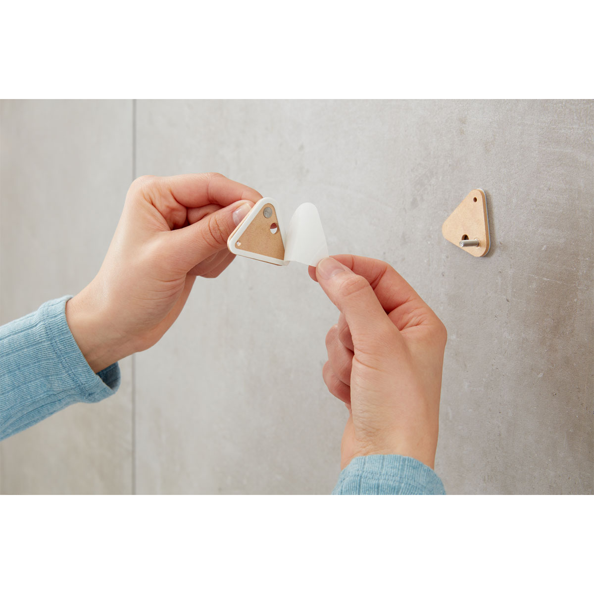Tesa Klebeschraube für Mauerwerk dreieckig 2 Stück Traglast 2 x 5 kg Bild 3