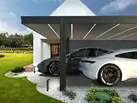 Zwei Autos parken unter einem modernen Carport neben einem weißen Haus in einem grünen Garten.