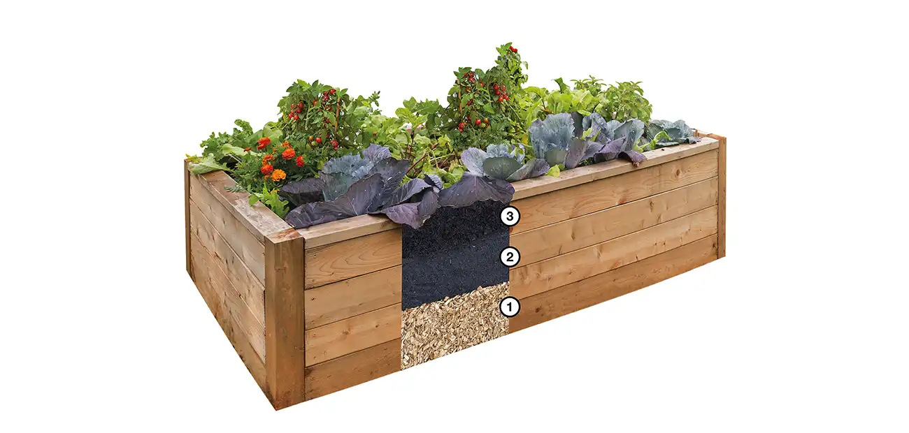 Ein offener Werkzeugkoffer mit verschiedenen Werkzeugen, auf einem Holztisch in einer Werkstatt.