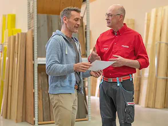 Profi berät einen Mann 