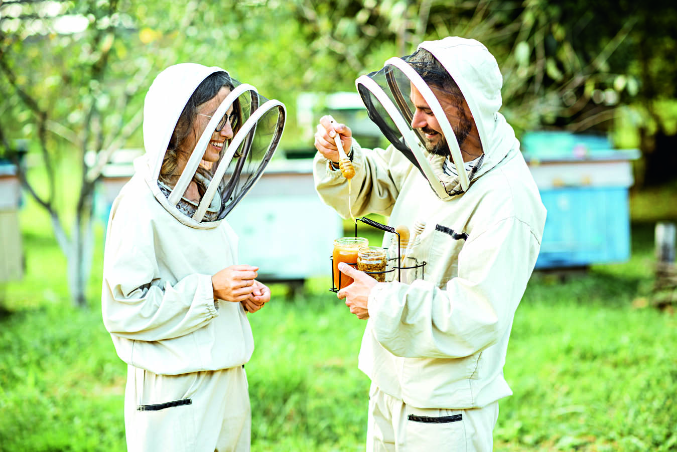 Zwei Personen mit Imker Schutzausrüstung