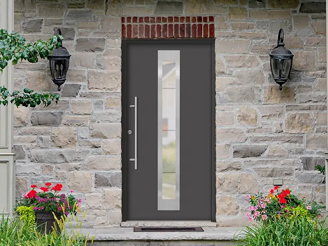 Eine schwarze Eingangstür ist von Blumen und Laternen umgeben.