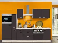 Eine moderne Küche mit schwarzen Schränken steht vor einer orangen Wand.