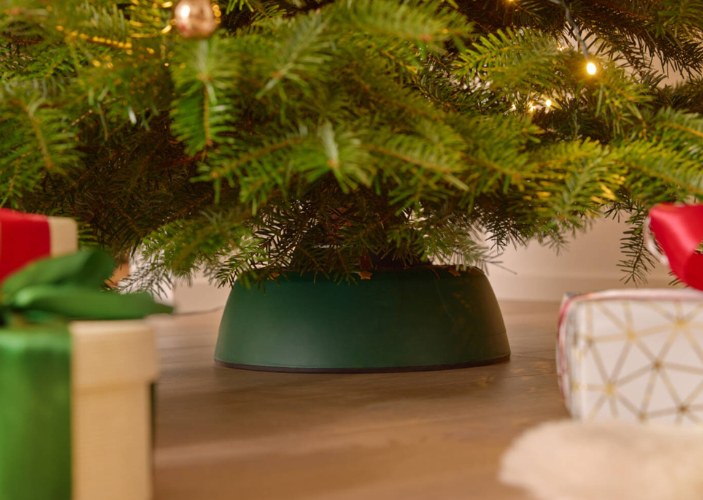 Weihnachtsbaumständer, in dem ein Weihnachtsbaum steht