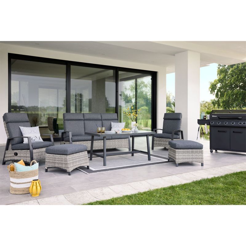 Gartenmöbel aus Rattan auf der Terrasse