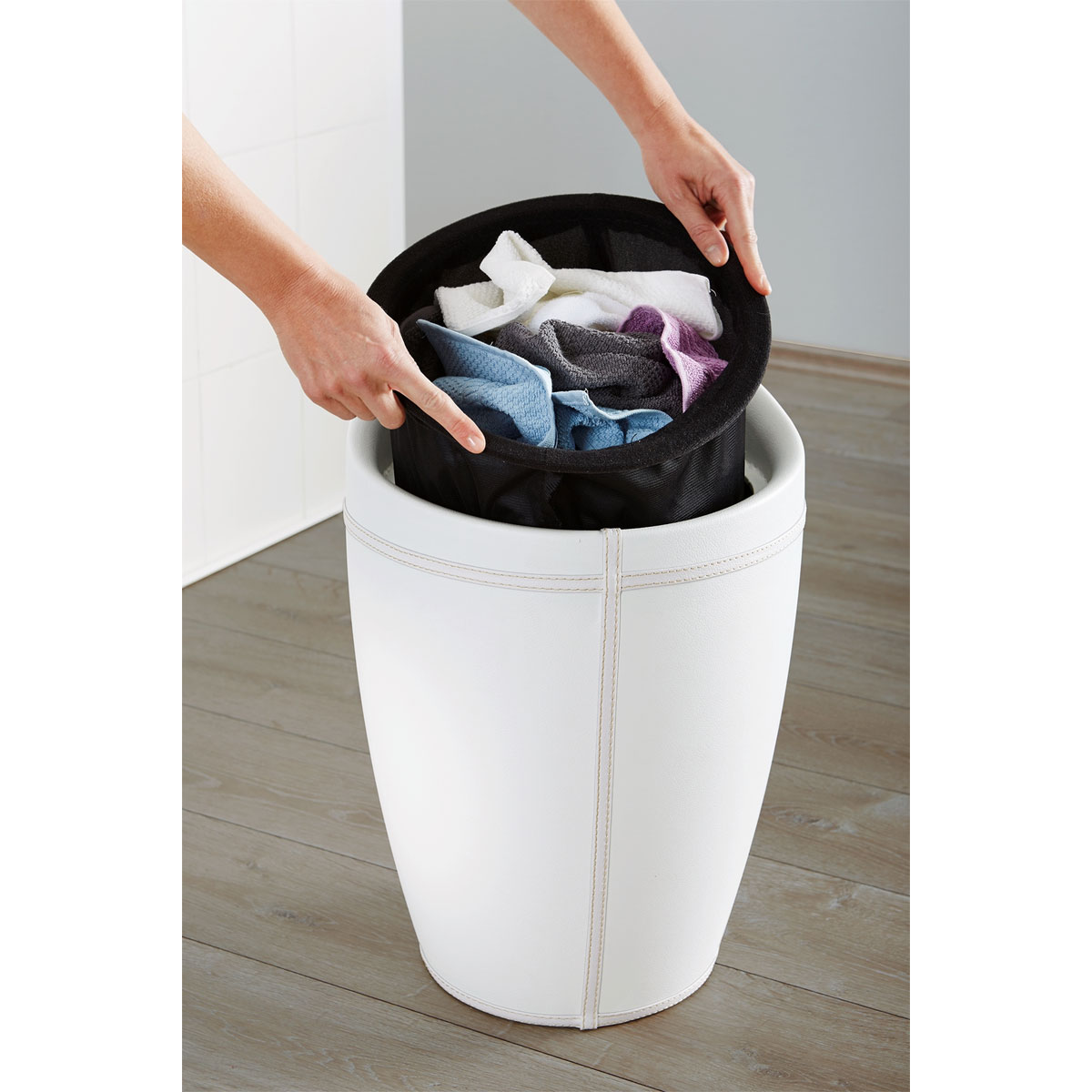 Wenko  Hocker Candy White in Lederoptik mit Wäschesack Badhocker mit abnehmbarem Wäschesammler Bild 5