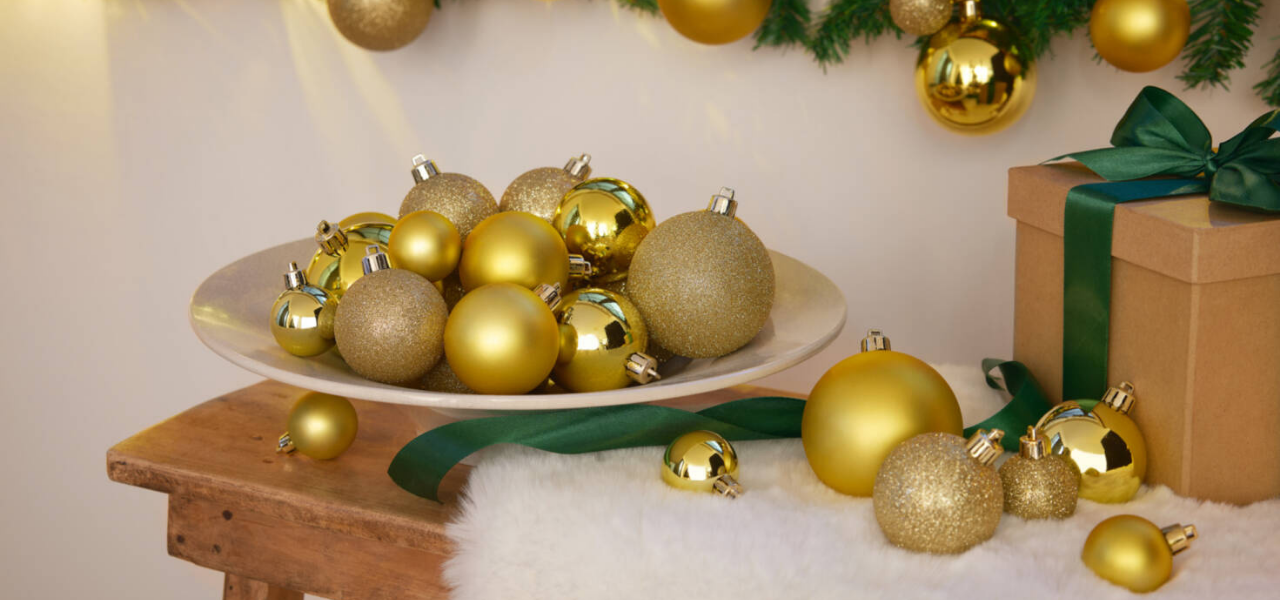 goldene Weihnachtsbaumkugeln in einer Schale