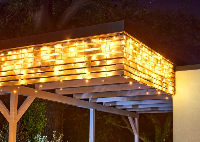 Lichterkette, draußen an einer Überdachung