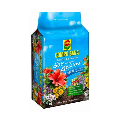 Eine Tüte Blumenerde zeigt bunte Blumenmotive, "COMPO SANA" und "50% weniger Gewicht".