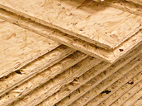 Mehrere gestapelte Holzspanplatten liegen aufeinander.