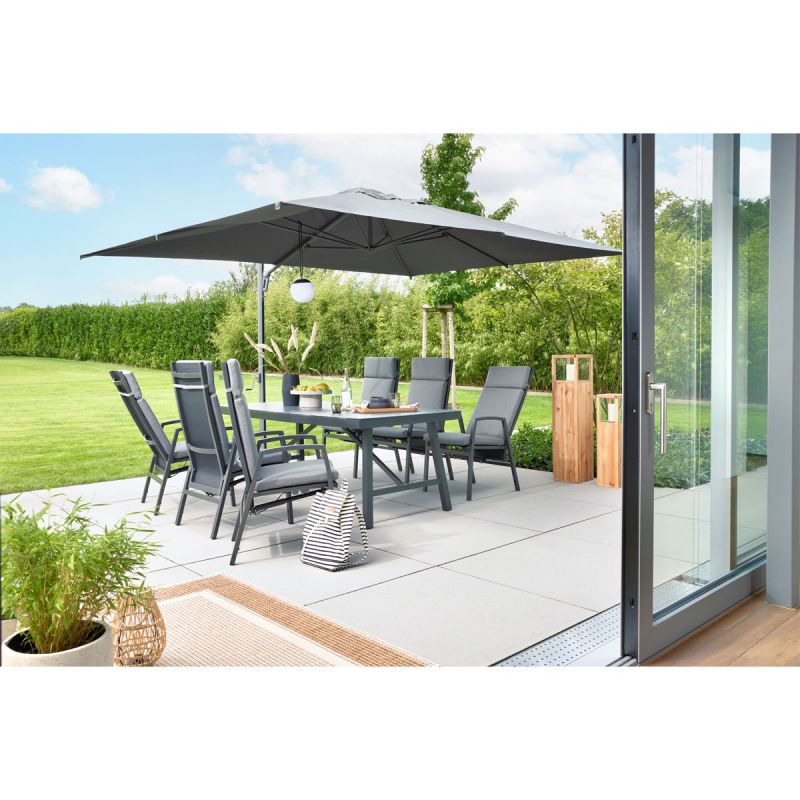 Gartenmöbel aus Aluminium mit einem Ampelschirm auf der Terrasse