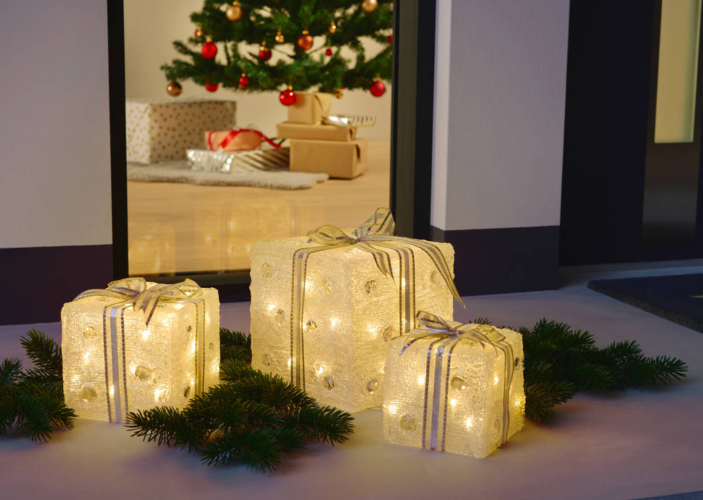 drei beleuchtete Geschenke, draußen