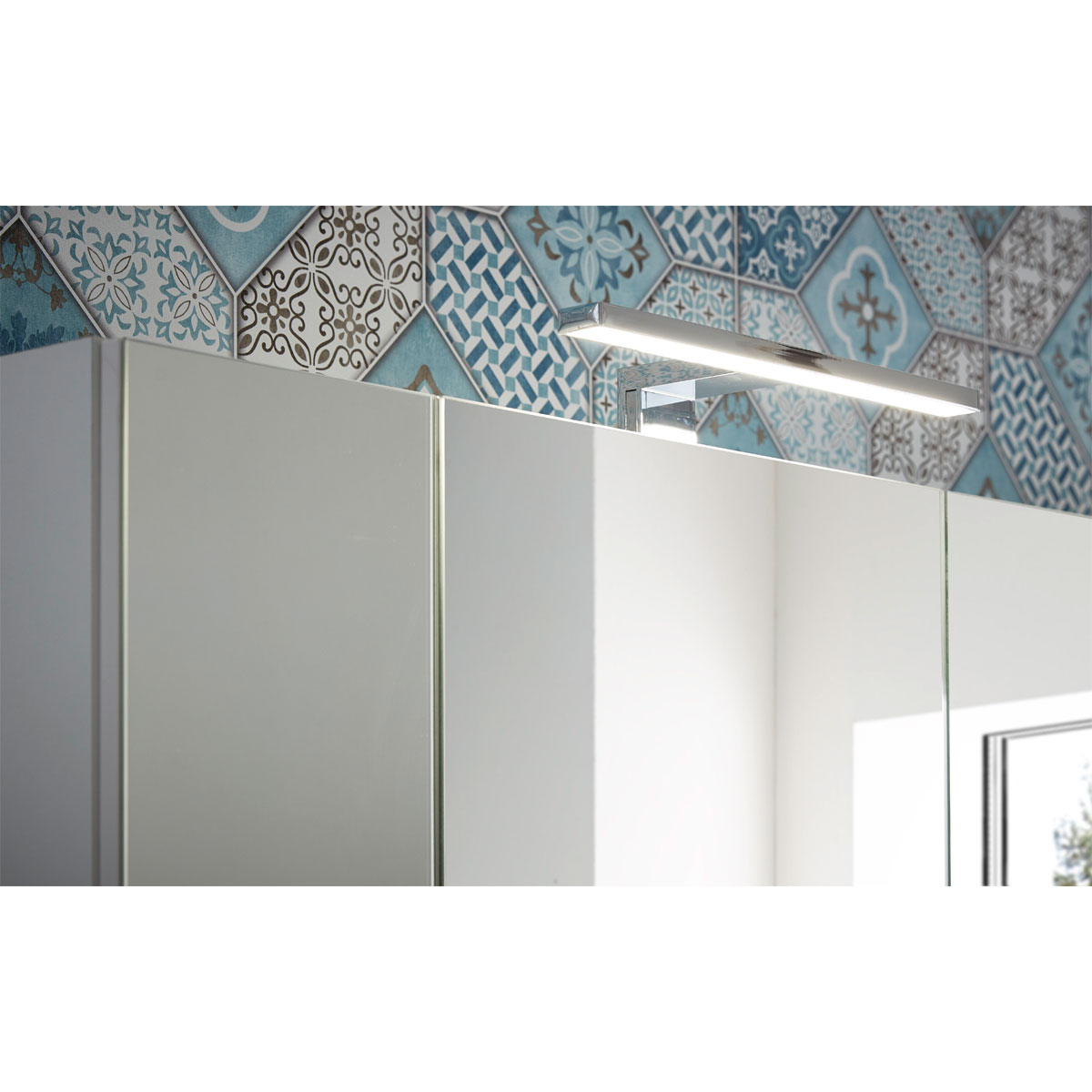 Spiegelschrank mit LED-Beleuchtung und Steckdose weiß 3 Türen 76 x 71 x 23  cm | K000065113