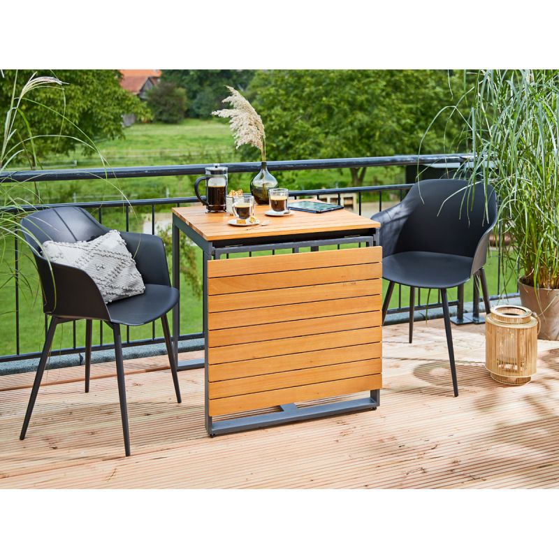 Balkongartenmöbel aus Kunststoff auf einem Balkon