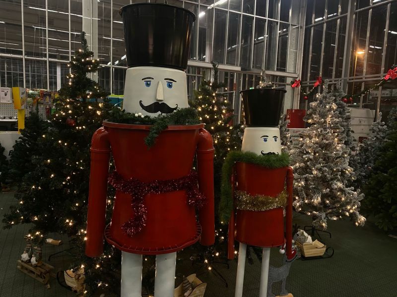 XXL Nussknacker aus Baumarkt-Material in einer weihnachtlichen Umgebung