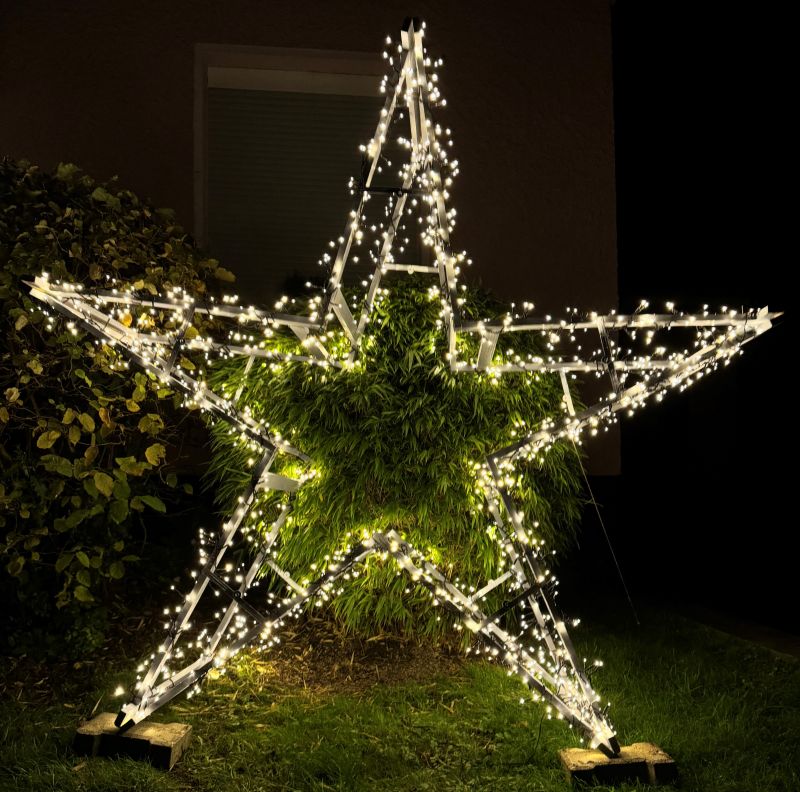 beleuchteter Weihnachtsstern im Garten